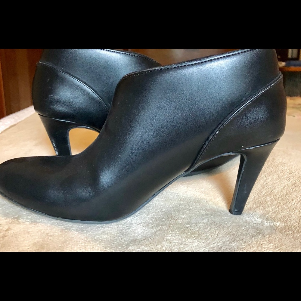 Black dress shoes